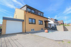 Hauptbild Attraktives Dreifamilienhaus in ruhiger Lage von Kleinenbroich