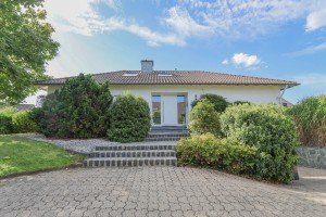 Hauptbild Exklusiver Winkel-Bungalow mit großzügigem Grundstück und viel Wohnkomfort